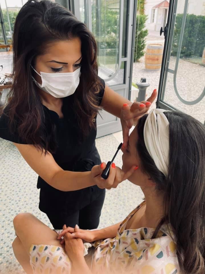 Marie réalisant un maquillage